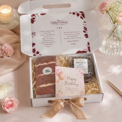 Gift Box with 1 Slice of Cake, Artisan Tea and Strainer